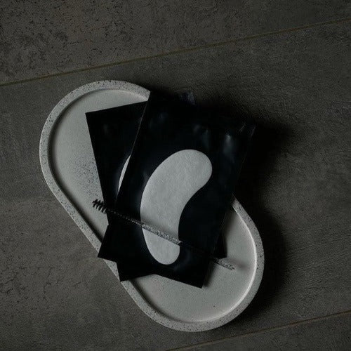 patch et goupillon sur socle blanc